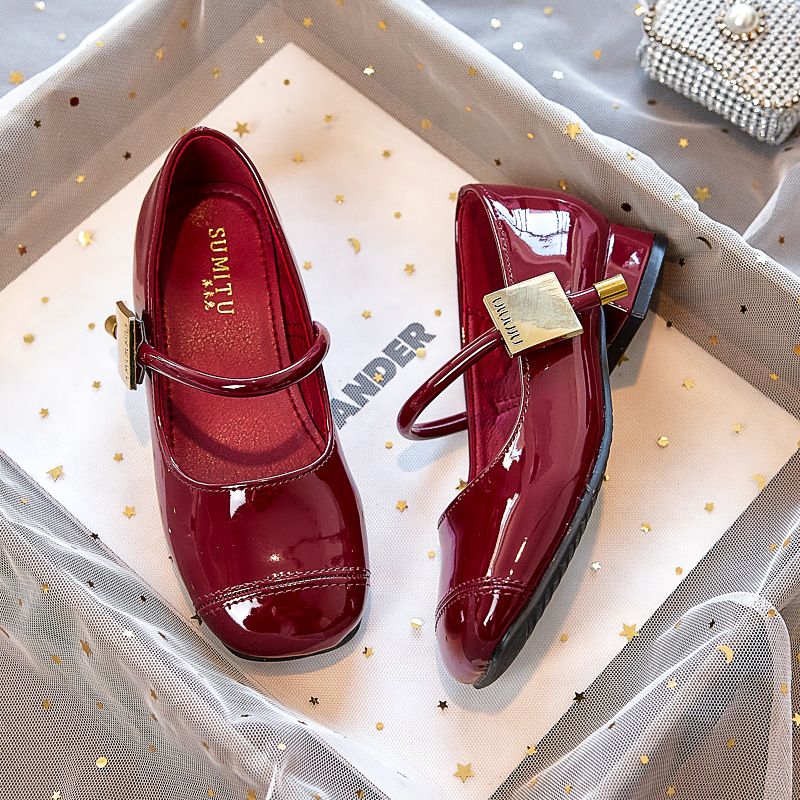 New girls' shoes, Princess shoes with dresses, shallow-mouthed round-headed Mary Jane patent leather soft-soled shoes are suitable for birthday parties, school Christmas parties and banquets.