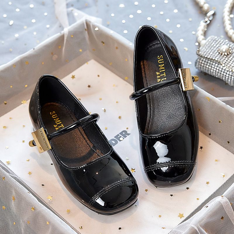 New girls' shoes, Princess shoes with dresses, shallow-mouthed round-headed Mary Jane patent leather soft-soled shoes are suitable for birthday parties, school Christmas parties and banquets.