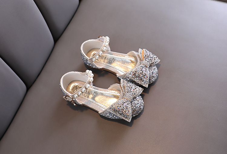 New girls' shoes, Princess shoes with dresses, girls' sandals and Pearl bow shoes are suitable for daily casual birthday parties, school Christmas parties and banquets.