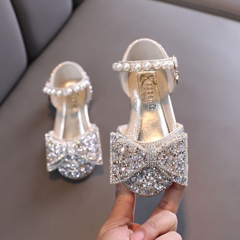 New girls' shoes, Princess shoes with dresses, girls' sandals and Pearl bow shoes are suitable for daily casual birthday parties, school Christmas parties and banquets.