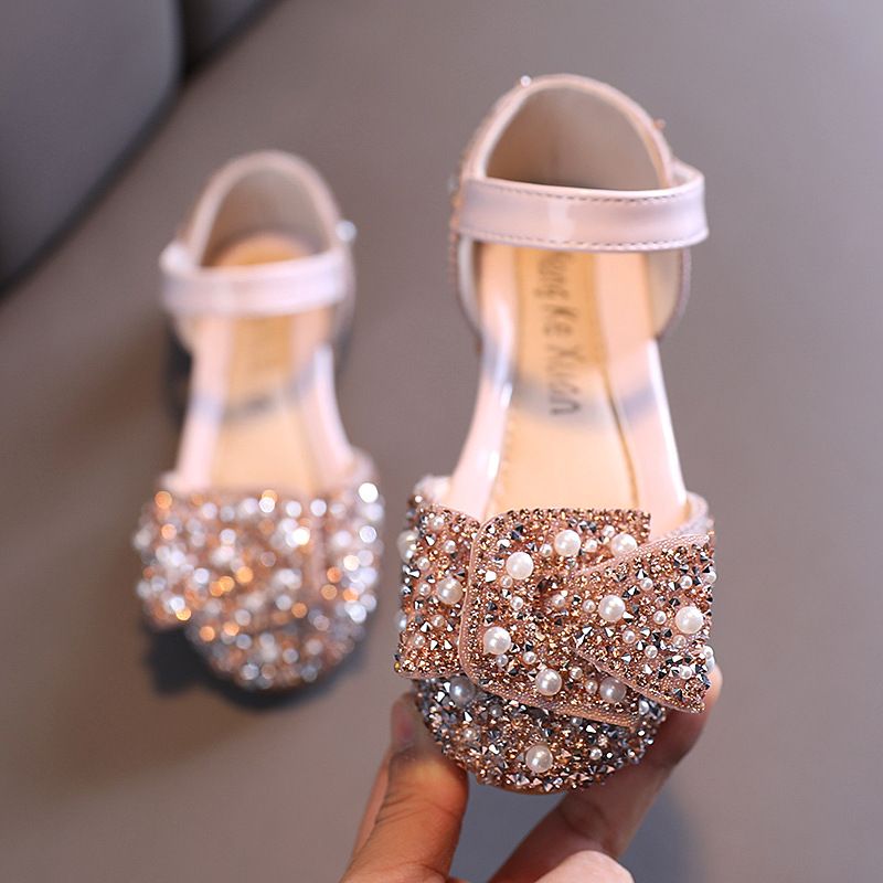 New girls' shoes Princess shoes bow Pearl rhinestone sandals with dress shoes are suitable for daily casual birthday party, school Christmas party and banquet performance.