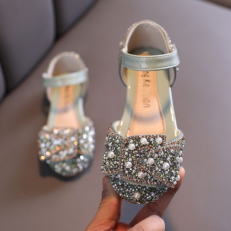 New girls' shoes Princess shoes bow Pearl rhinestone sandals with dress shoes are suitable for daily casual birthday party, school Christmas party and banquet performance.