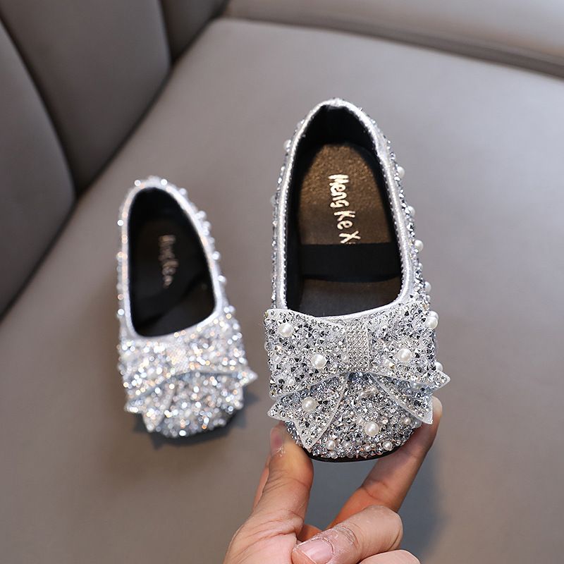 New girls' shoes Princess shoes with dresses sequins Pearl bow flat shoes are suitable for daily casual birthday parties, school Christmas parties and banquets.