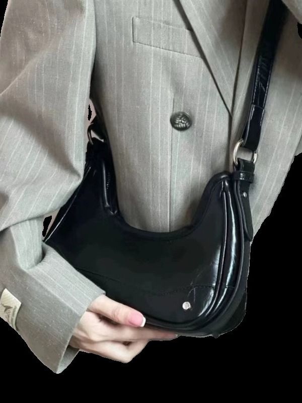 New handbag fashion silver hand chain baguette underarm bag Joker shoulder messenger bag is suitable for daily leisure commuting parties and banquets.