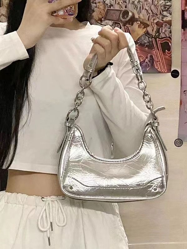 New handbag fashion silver hand chain baguette underarm bag Joker shoulder messenger bag is suitable for daily leisure commuting parties and banquets.