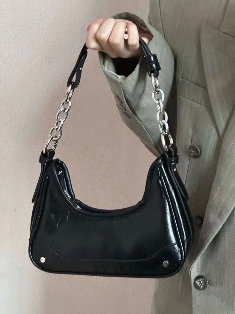 New handbag fashion silver hand chain baguette underarm bag Joker shoulder messenger bag is suitable for daily leisure commuting parties and banquets.