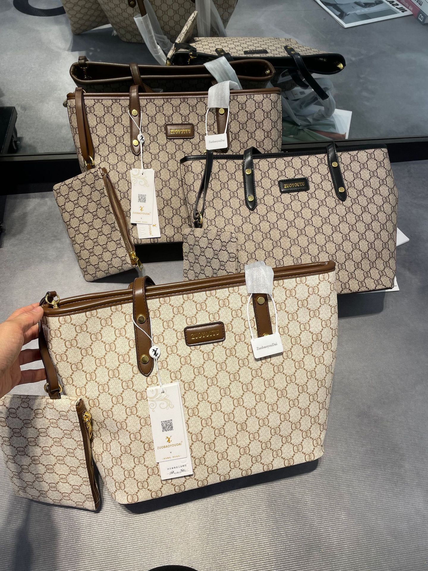 New handbag fashion tote bag large capacity handbag vintage Joker shoulder bag with reading letters is suitable for daily leisure commuting parties.