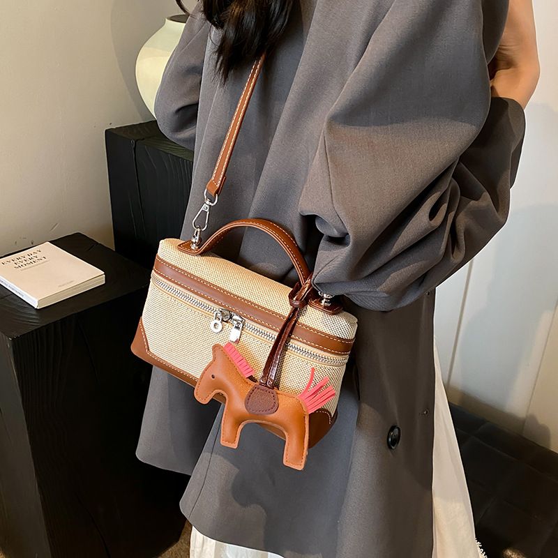 New handbag fashion canvas box bag Joker handbag slung shoulder bag is suitable for daily leisure commuting party.