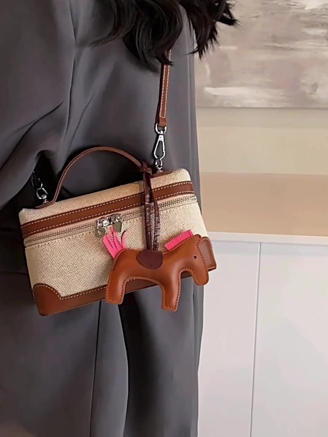 New handbag fashion canvas box bag Joker handbag slung shoulder bag is suitable for daily leisure commuting party.
