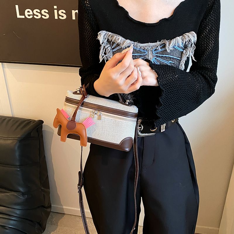 New handbag fashion canvas box bag Joker handbag slung shoulder bag is suitable for daily leisure commuting party.