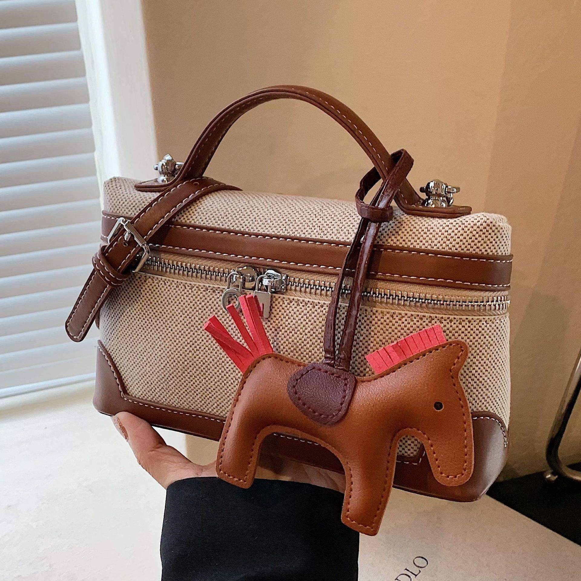 New handbag fashion canvas box bag Joker handbag slung shoulder bag is suitable for daily leisure commuting party.