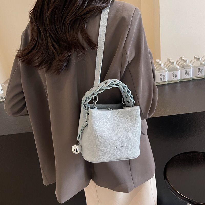 The new handbag fashion portable bucket bag lychee pattern large-capacity shoulder messenger bag is suitable for daily leisure commuting parties.