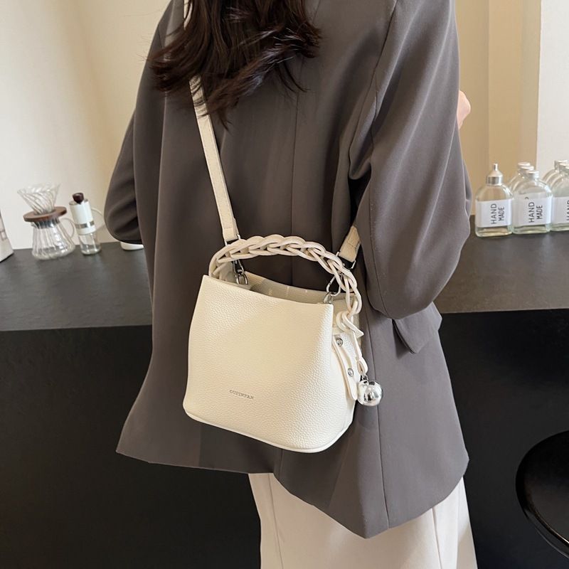 The new handbag fashion portable bucket bag lychee pattern large-capacity shoulder messenger bag is suitable for daily leisure commuting parties.