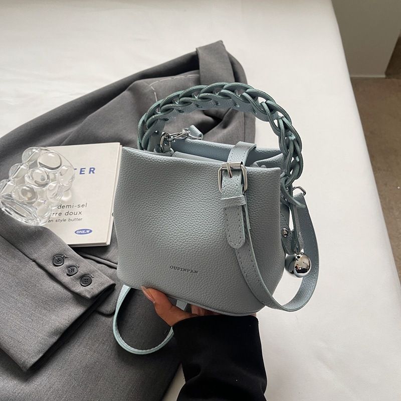 The new handbag fashion portable bucket bag lychee pattern large-capacity shoulder messenger bag is suitable for daily leisure commuting parties.