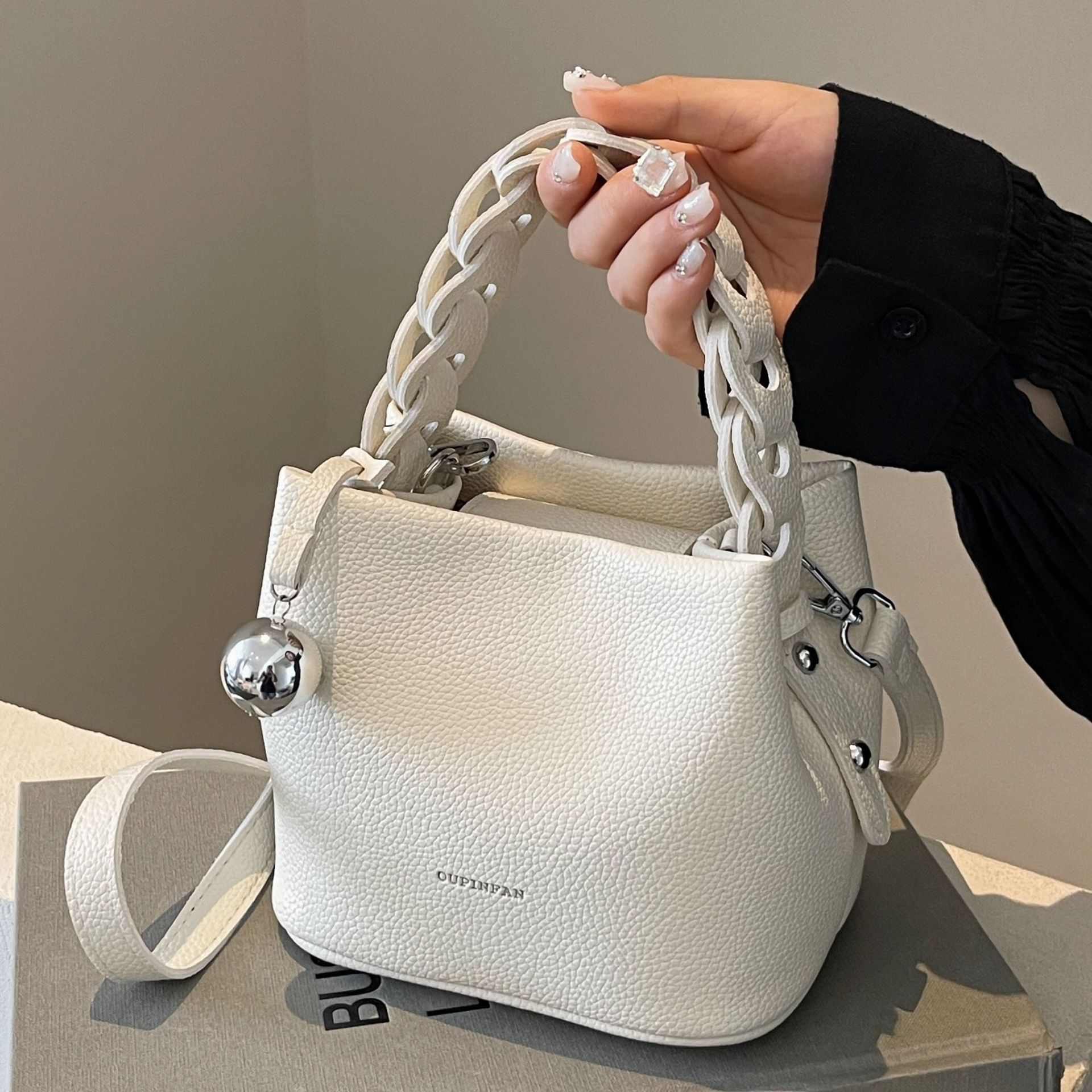 The new handbag fashion portable bucket bag lychee pattern large-capacity shoulder messenger bag is suitable for daily leisure commuting parties.