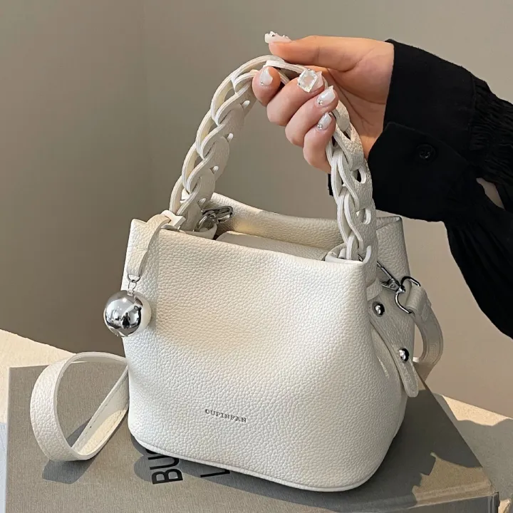 The new handbag fashion portable bucket bag lychee pattern large-capacity shoulder messenger bag is suitable for daily leisure commuting parties.