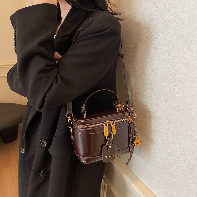 The new handbag fashion box handbag shoulder slung bucket bag is suitable for daily leisure commuting parties.