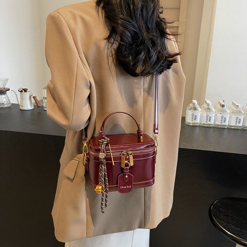 The new handbag fashion box handbag shoulder slung bucket bag is suitable for daily leisure commuting parties.