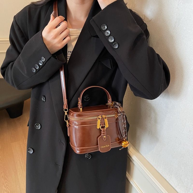 The new handbag fashion box handbag shoulder slung bucket bag is suitable for daily leisure commuting parties.