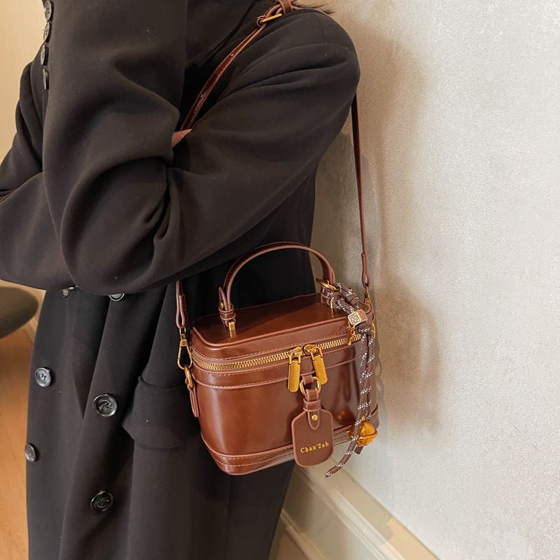 The new handbag fashion box handbag shoulder slung bucket bag is suitable for daily leisure commuting parties.