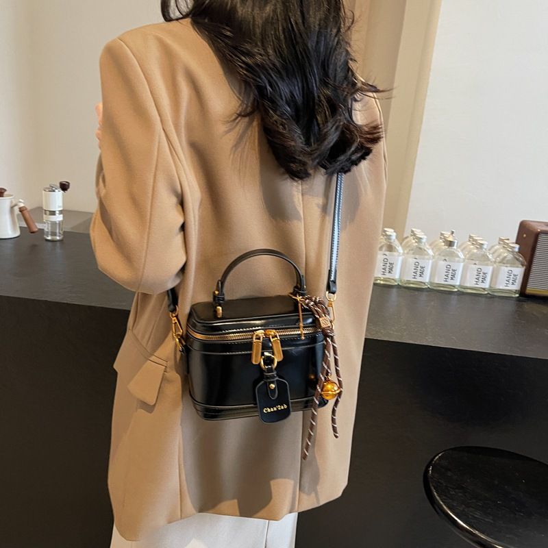 The new handbag fashion box handbag shoulder slung bucket bag is suitable for daily leisure commuting parties.