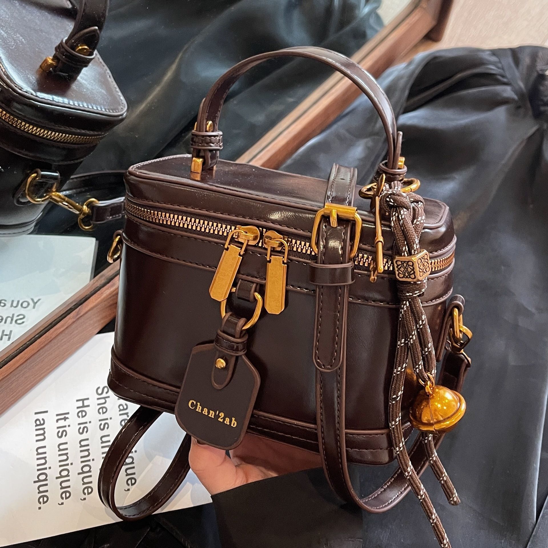 The new handbag fashion box handbag shoulder slung bucket bag is suitable for daily leisure commuting parties.