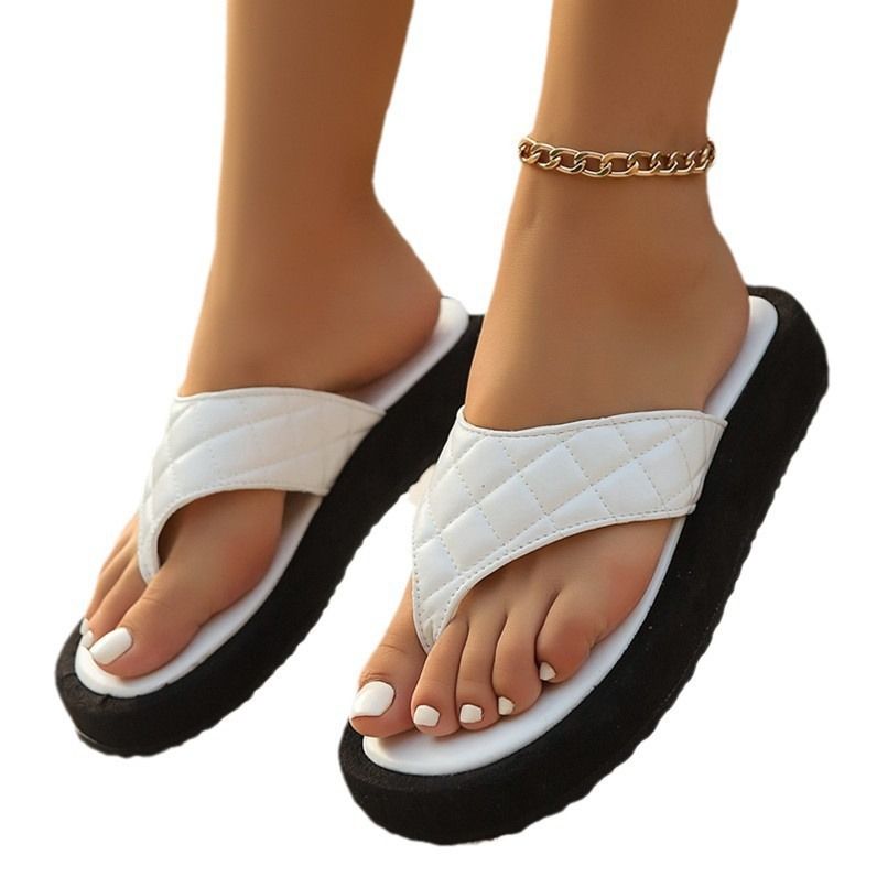 New women's shoes in summer are fashionable with thick soled flip-flops and flat sandals and slippers, which are suitable for daily leisure commuting parties.