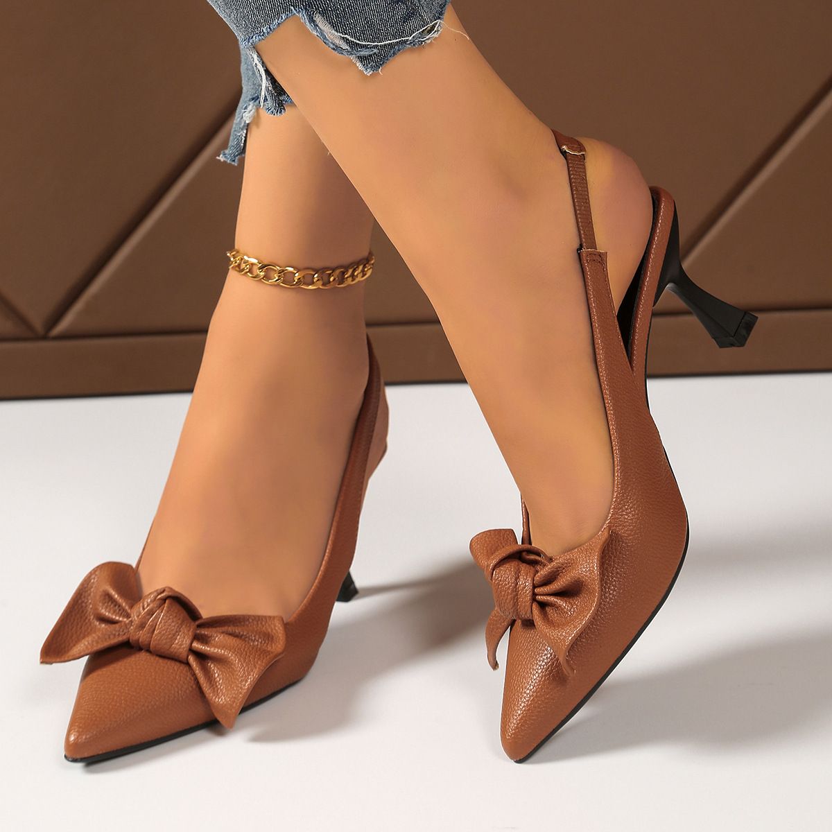 New women's shoes in summer are fashionable with pointed bows, high-heeled sandals and Baotou sandals, which are suitable for daily leisure commuting parties and banquets.