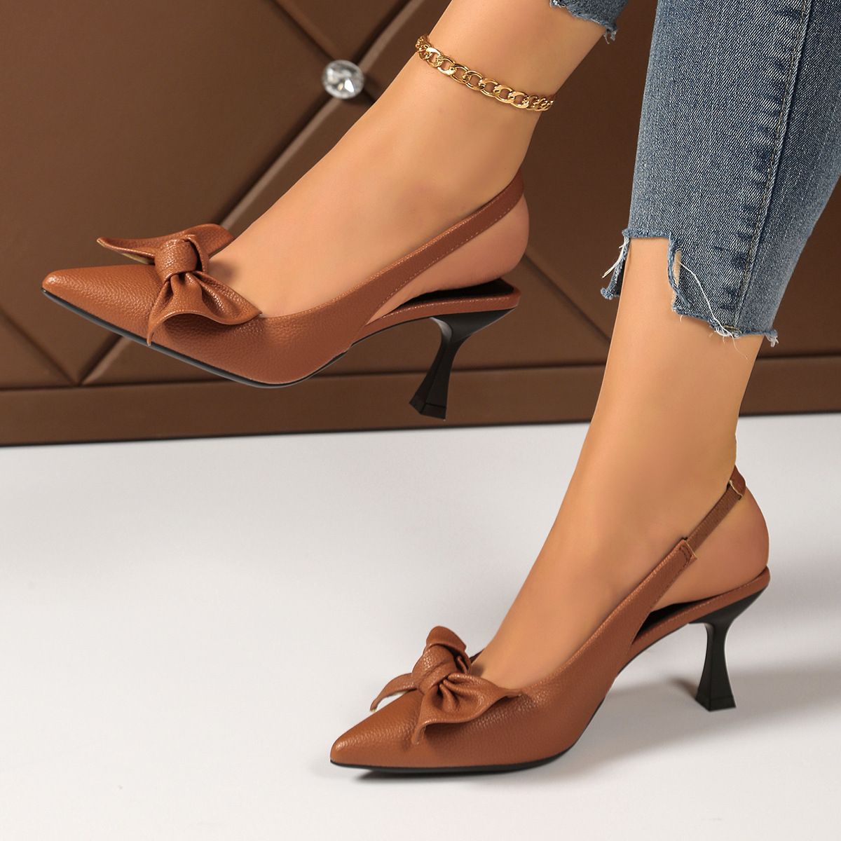 New women's shoes in summer are fashionable with pointed bows, high-heeled sandals and Baotou sandals, which are suitable for daily leisure commuting parties and banquets.