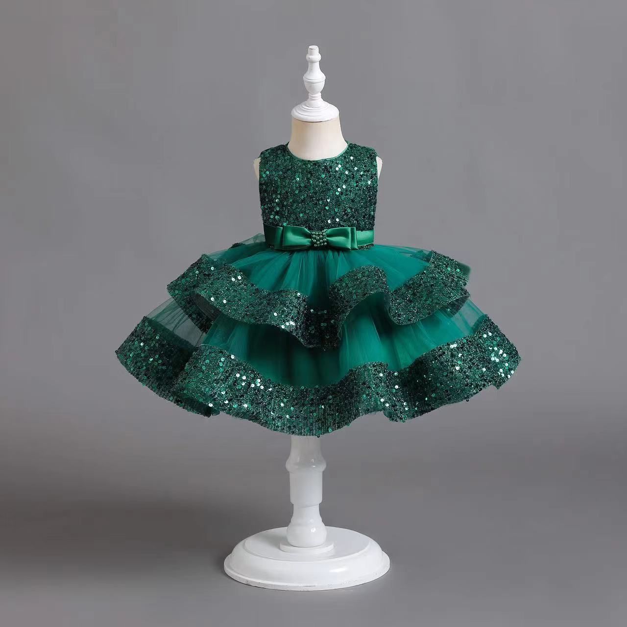 New girls' dresses in summer are sleeveless round neck sequins beaded bows, gauze fluffy skirts, princess dresses, birthday parties, school Christmas party dinner dresses and costumes.
