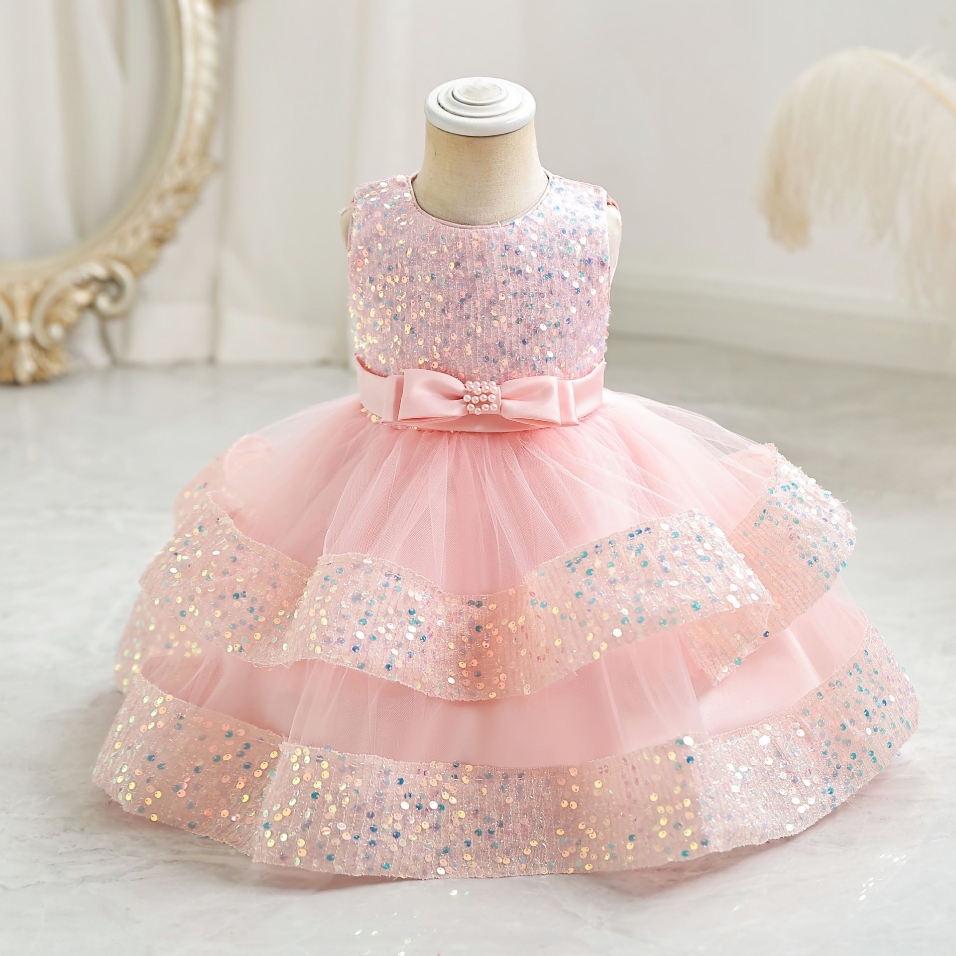 New girls' dresses in summer are sleeveless round neck sequins beaded bows, gauze fluffy skirts, princess dresses, birthday parties, school Christmas party dinner dresses and costumes.