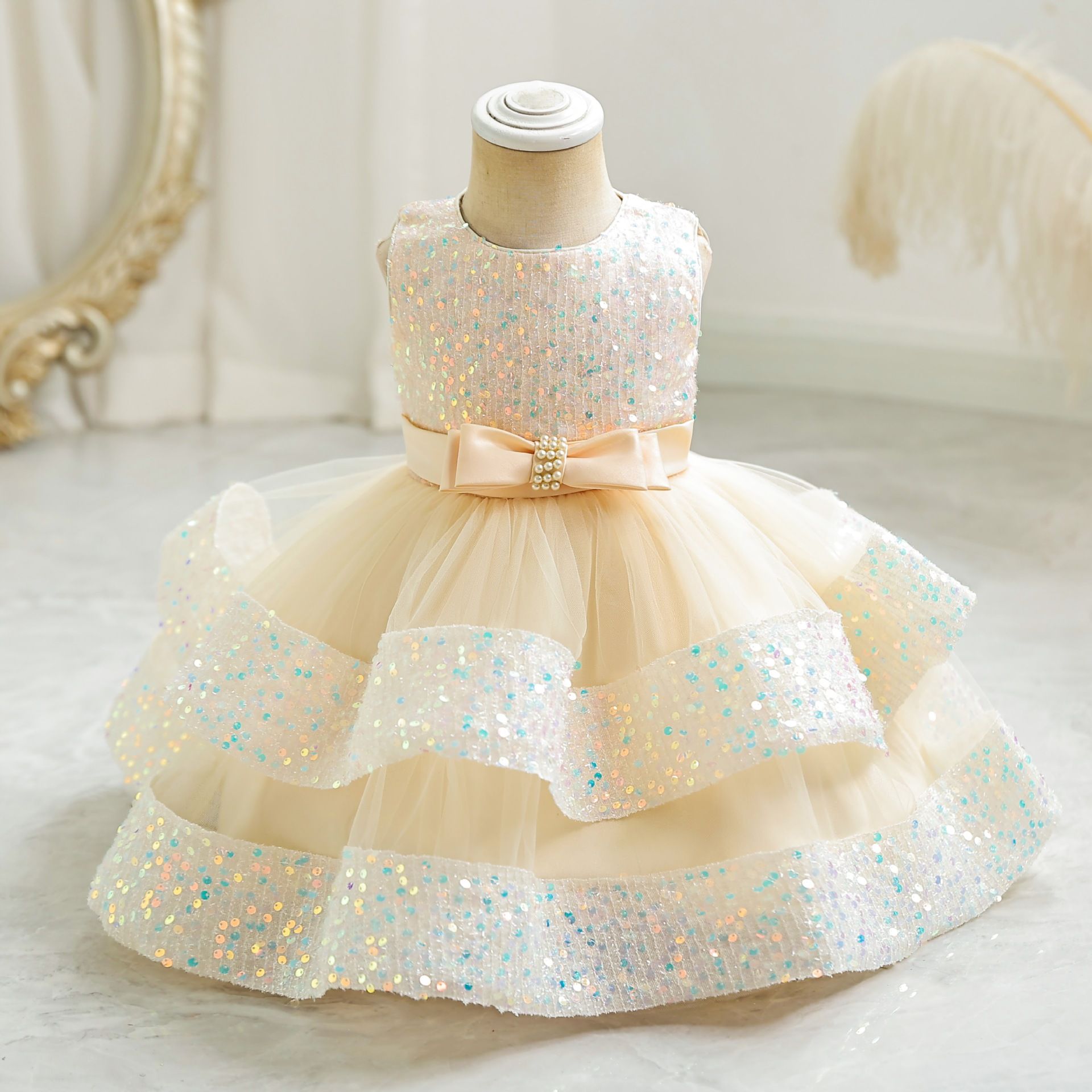 New girls' dresses in summer are sleeveless round neck sequins beaded bows, gauze fluffy skirts, princess dresses, birthday parties, school Christmas party dinner dresses and costumes.