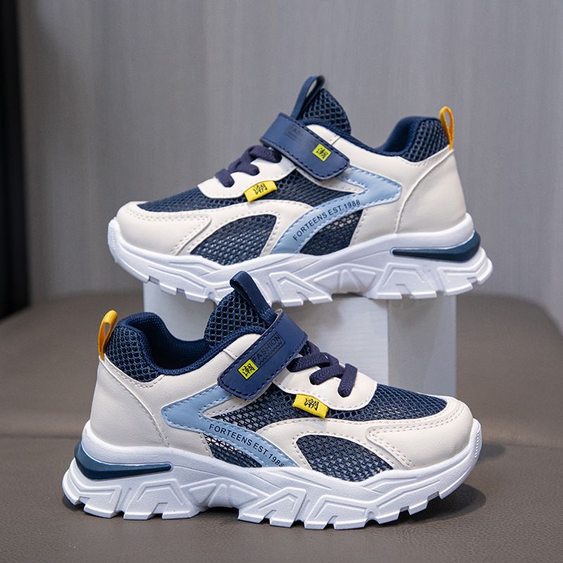 In summer, the new boys' sports shoes are light, breathable and non-slip. hook and loop mesh soft-soled children's running shoes are suitable for daily leisure sports and outdoor running training.