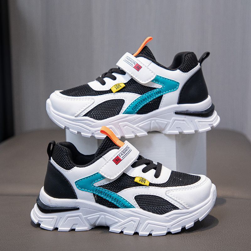 In summer, the new boys' sports shoes are light, breathable and non-slip. hook and loop mesh soft-soled children's running shoes are suitable for daily leisure sports and outdoor running training.