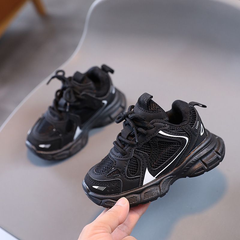 The new children's sports shoes are light and breathable, with non-slip soft soles. Boys and girls running shoes are suitable for daily leisure sports and outdoor running training.