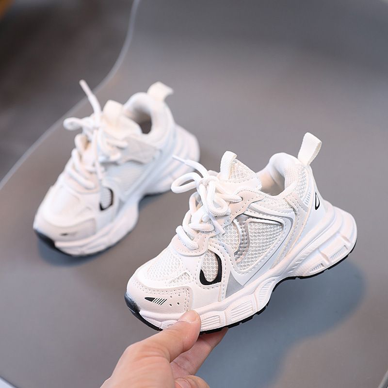 The new children's sports shoes are light and breathable, with non-slip soft soles. Boys and girls running shoes are suitable for daily leisure sports and outdoor running training.