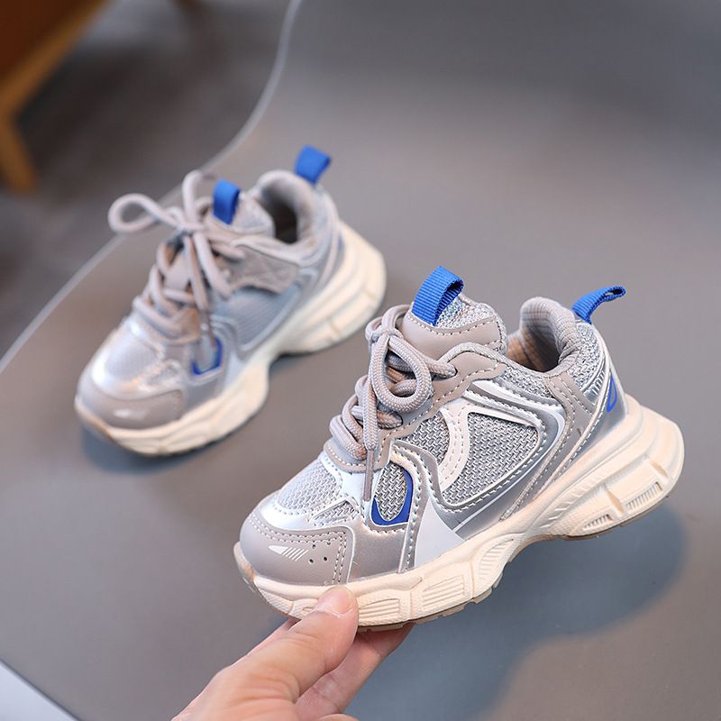 The new children's sports shoes are light and breathable, with non-slip soft soles. Boys and girls running shoes are suitable for daily leisure sports and outdoor running training.