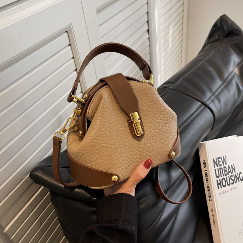 New handbag fashion color matching printed handbag Joker shoulder retro messenger bag mini bag suitable for daily leisure commuting party.