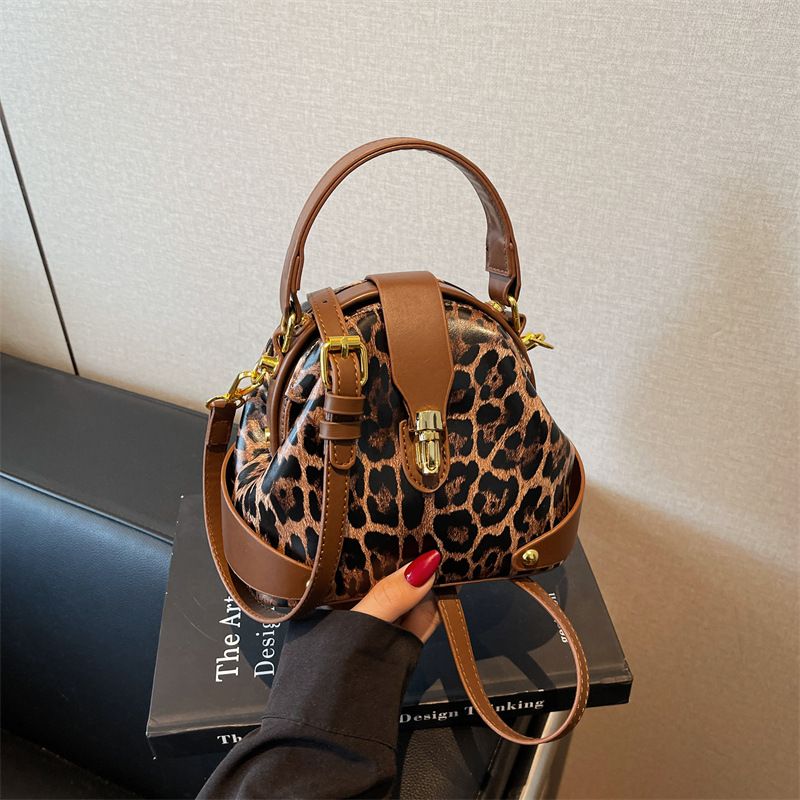 New handbag fashion color matching printed handbag Joker shoulder retro messenger bag mini bag suitable for daily leisure commuting party.