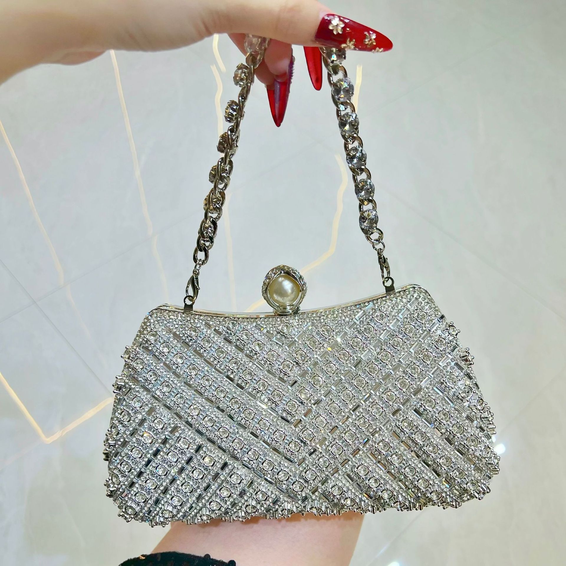 New handbag fashion diamond clutch chain shoulder messenger bag dinner bag box bag suitable for daily leisure commuting party dinner.