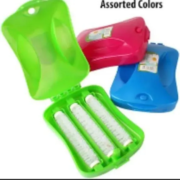 1PC Manual carpet brush mini vacuum cleaner Manual carpet brush vacuum cleaner, no electricity and no batteries meaning it can be used in any setting Handheld brush which can be used anywhere.!!!!!