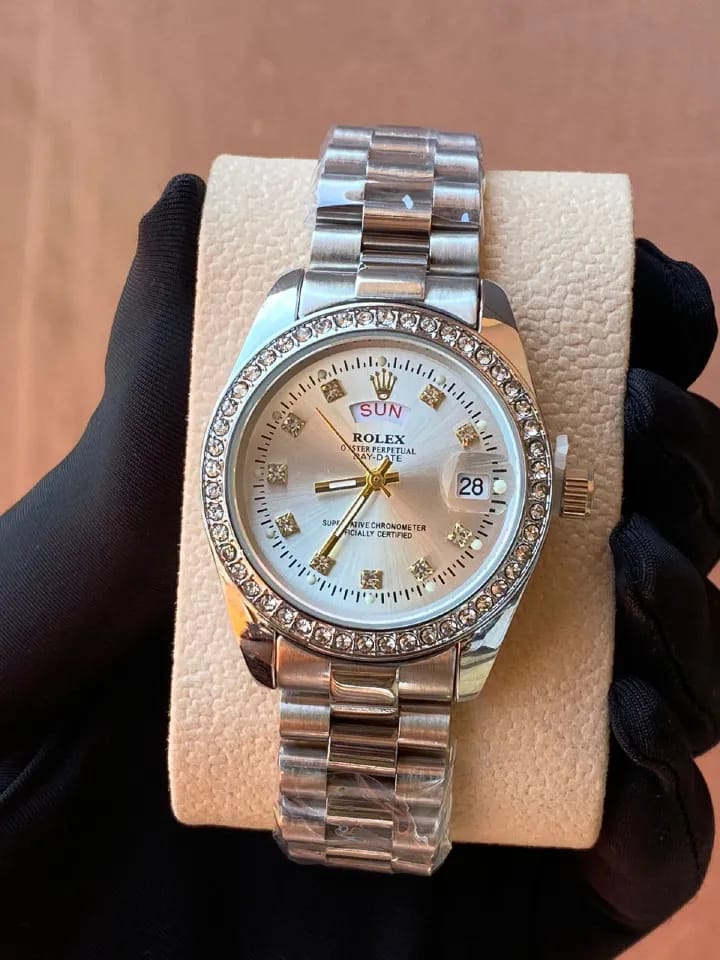 ♨️🎆NEW IN🎆♨️ ROLEX ICED LADIES/men  WATCH 🎖️Day&Date Display 🎖️Iced out🎖️Battery powered 🎖️Water resistant🎖️Stainless steel🎖️Glass: sapphire crystal