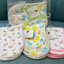 1 PACK 3 PCS BULPCLOTH.KEY FEATURES 
Machine Wash
100% silky cotton interlock knit is soft, cozy, and absorbent.
Carter's 3 pack burp cloths are a stylish way to keep mommy's clothes clean.
Interlock