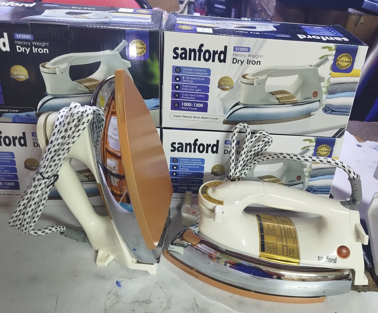 BEST QUALITY🤩Sanford Dry Iron Deluxe Heavy Weight 2300W SF20DI 🎉Golden Ceramic Coating Soleplate.
1.6kg Heavy Weight, Easy Operation.
6 Temperature Settings, 1000-1200Watts.
Automatic Cut-Off, Butto