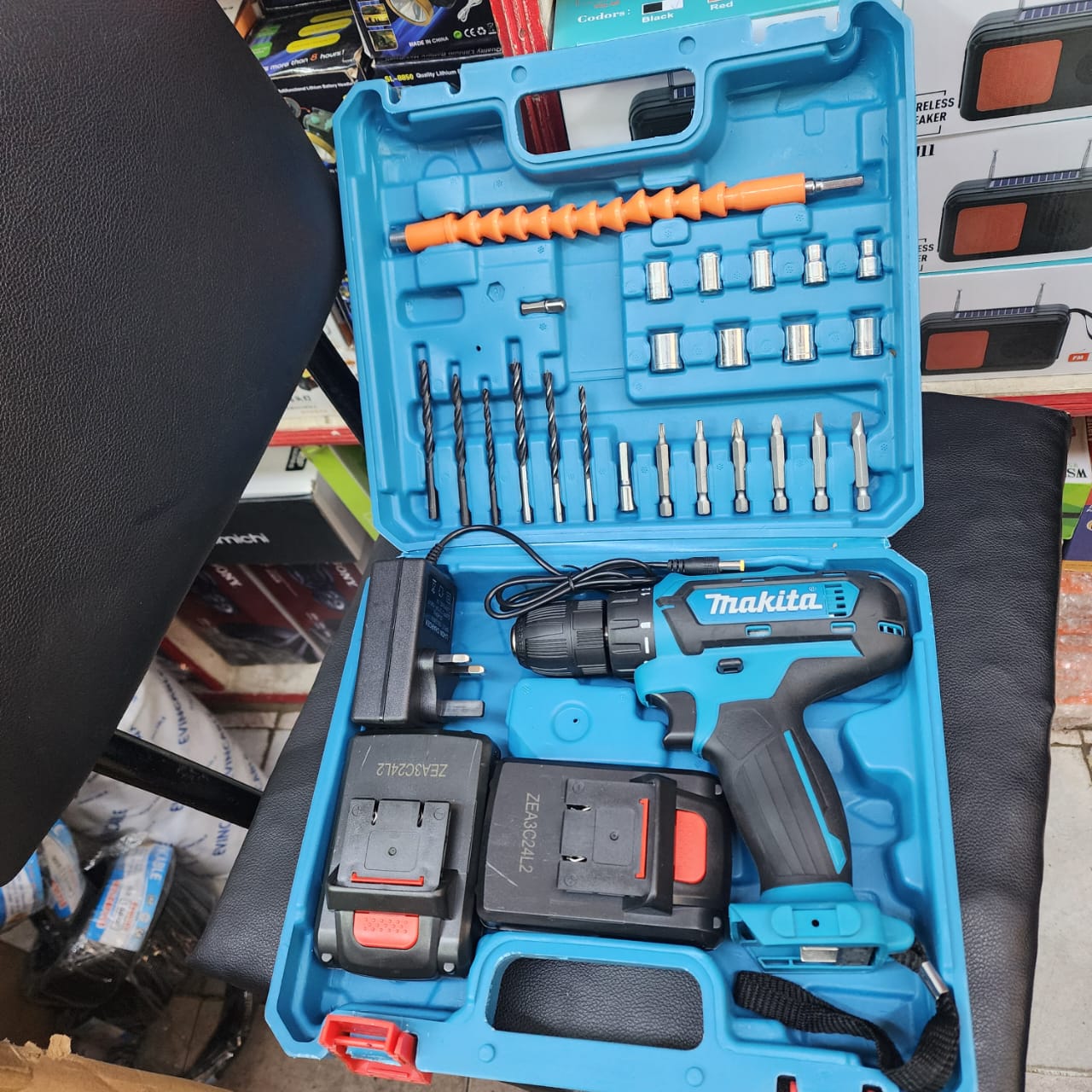 ONLY AT KILIMAL🎀Makita Accessories 26V Cordless 2 Battery Cordless Drill With LED Tool Set1😶‍🌫️High efficiency motor, delivers up to 12N.m of torque and 0-450r/min of speed- Drill chuck for quick a