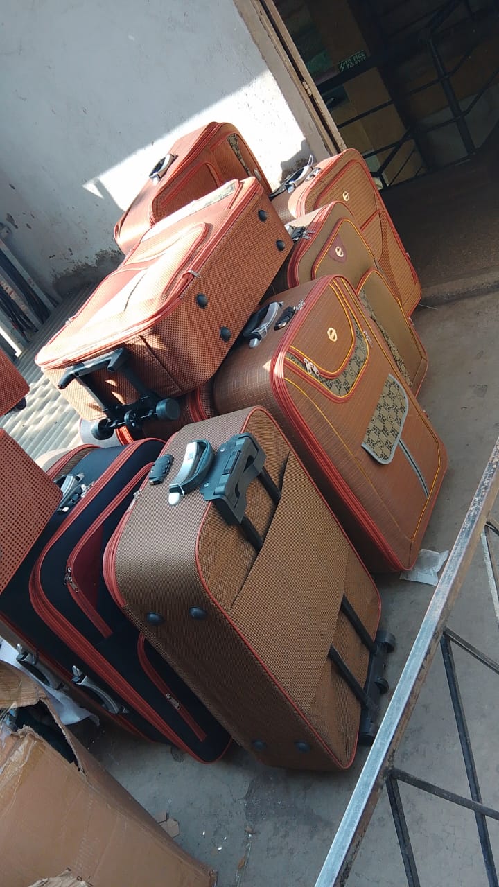 🦋PRICE DROPPED🤮3 in 1 Pioneer Fabric Suitcases😎Unique design

Quality travel suitcase set

Comes as the three pieces

Strong handle

360° spinner wheels four on each piece

strong durable material