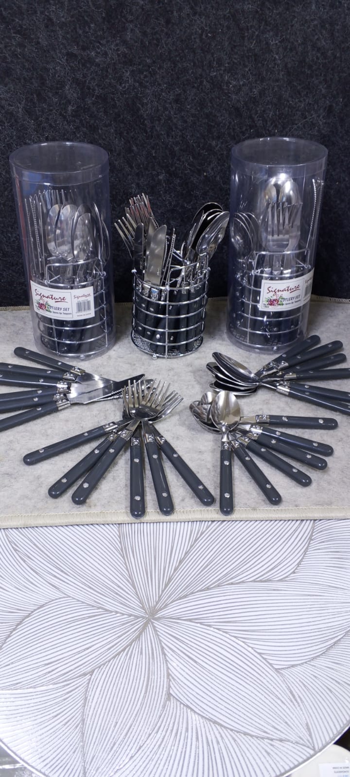 🏵️Signature cutlery set 24Pc Stainless Steel Cutlery Set With Stand🎀made of stainless steel, which is known for its longevity and is also easy to clean. The set is inclusive of 6 Dinner Spoons, 6 Di
