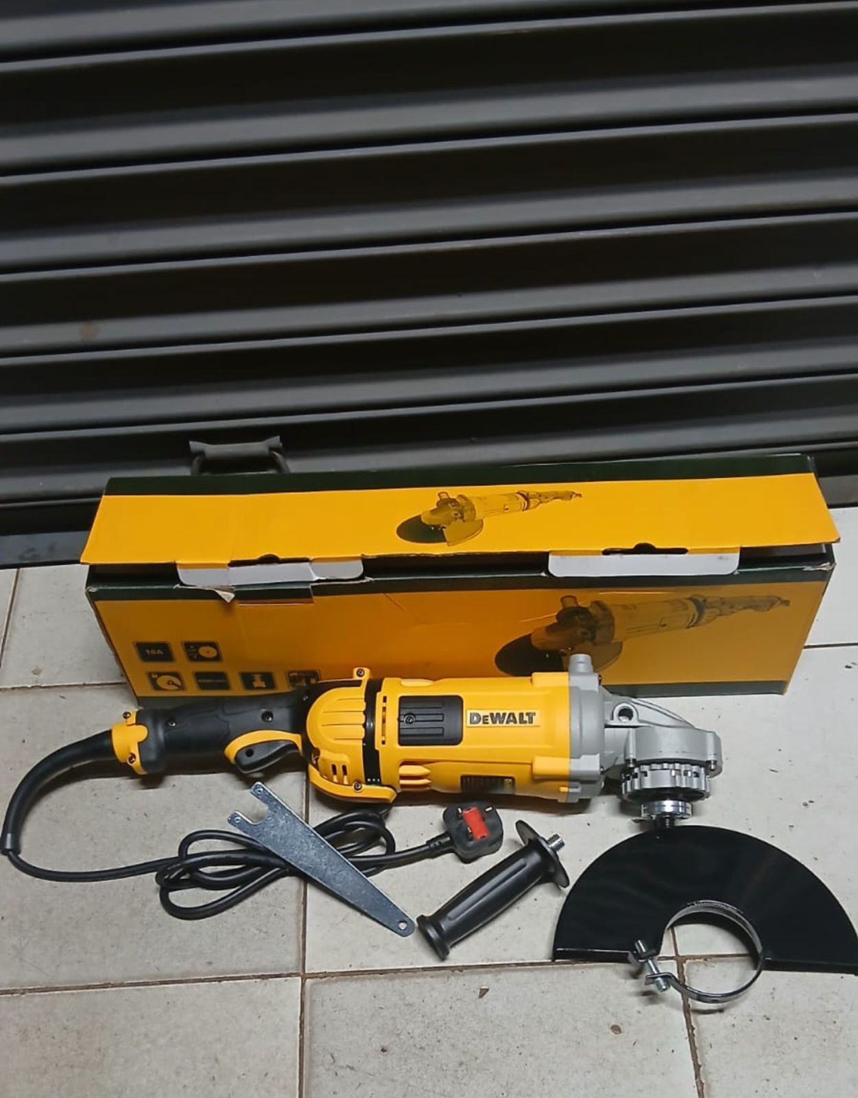 Dewalt Angle Grinder 9 '' Inch Heavy Duty Professional Angle Grinder 2200w 🦋High quality 9'' Dewalt Angle Grinder-Power Input 2200W

-Switch Type Trig