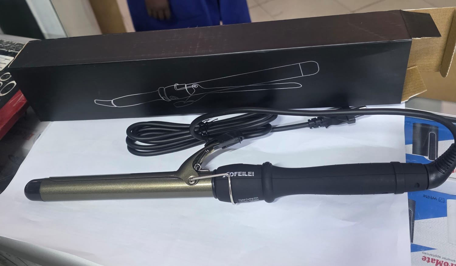 Hair straightener or hair tong for wigs or normal hair🦋Digital Display
Perfect Grip
Function switching button
Universal voltage
Voltage: 220-240v, 50/60Hz power:45w Charger: EU temperature display re