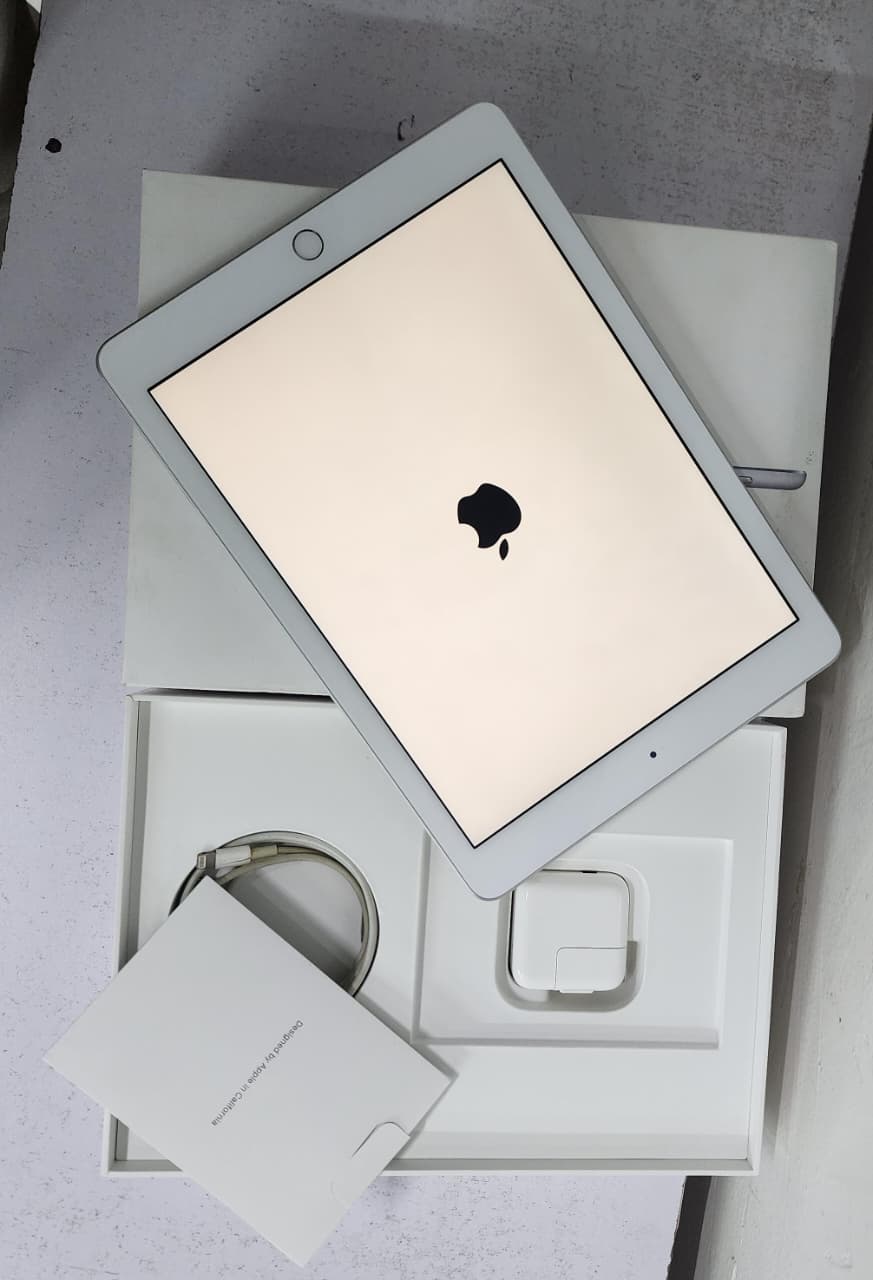 IPAD (6th Generation) Wi-fi (Open box EX UK)